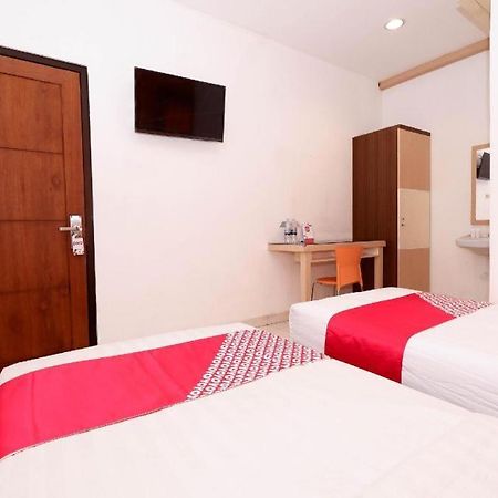 Oyo 1251 Residence 8 Semarang Esterno foto